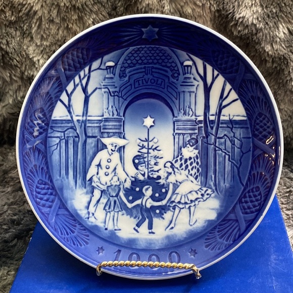 Royal Copenhagen Year Plate1990
Christmas In Tivoli No2349 limited edition - Picture 2 of 16